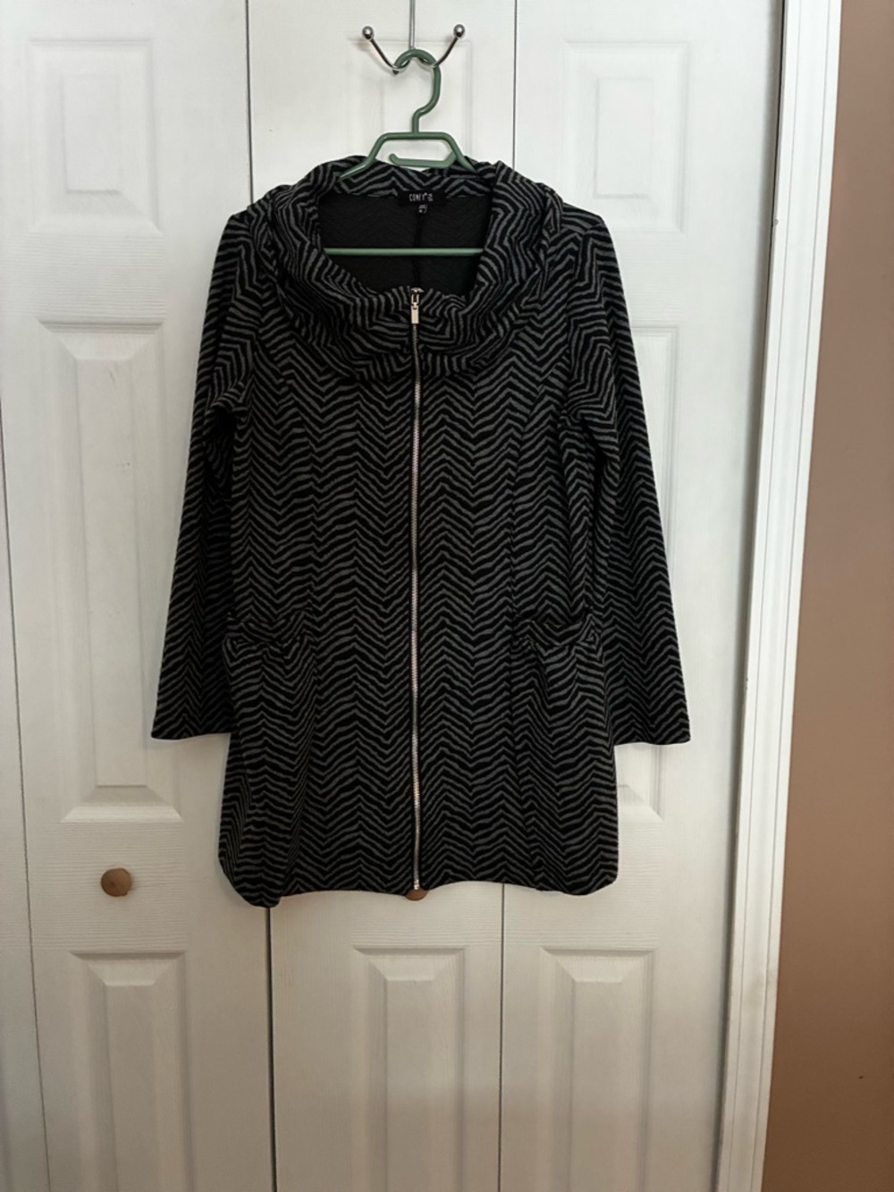 Comfy USA Black & Gray Chevron Zip-Front Blazer Coat